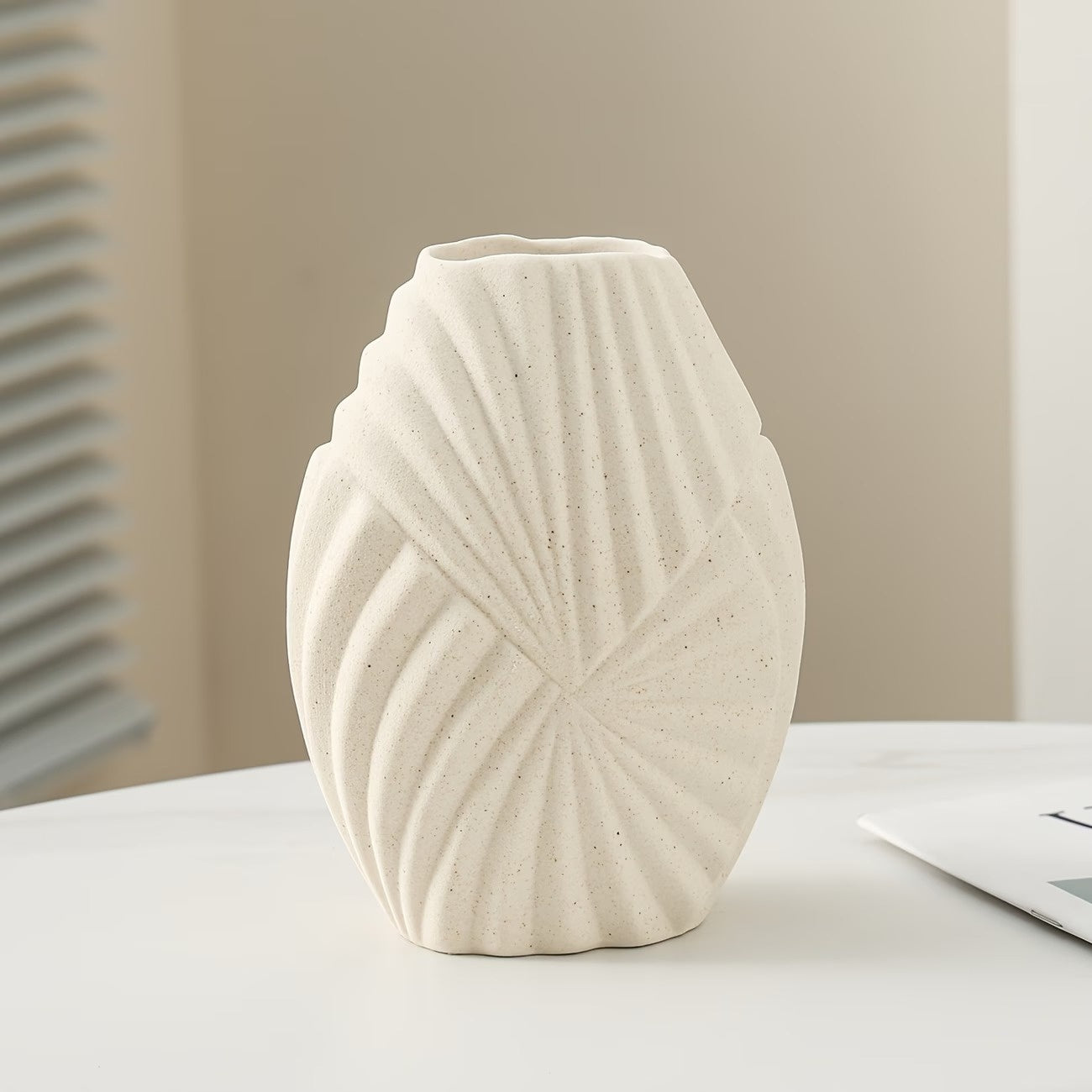 Gepunktete Vase mit erhabenem Muster