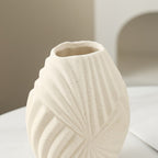 Gepunktete Vase mit erhabenem Muster